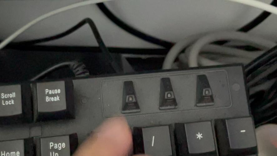 ...了机.主机电源灯亮,键盘灯,鼠标都不亮.是怎么回事?