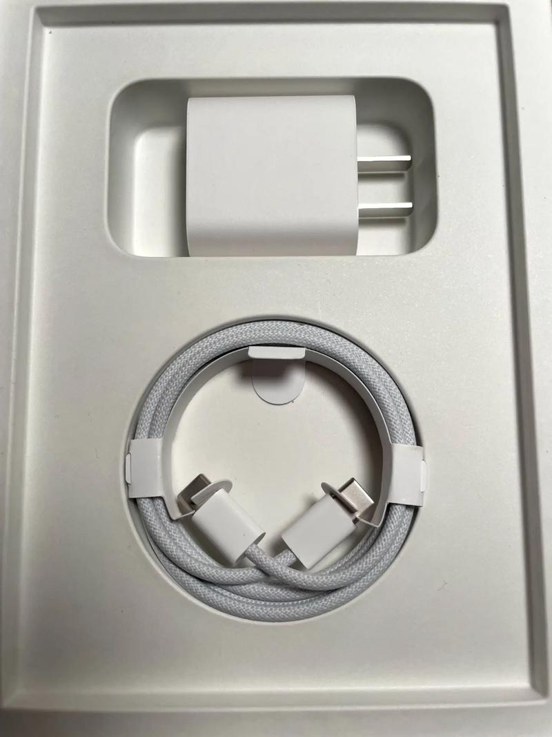 新买的国行IPAD,只能用电脑充电,原装充电器插上没反应!!怎么回事啊...