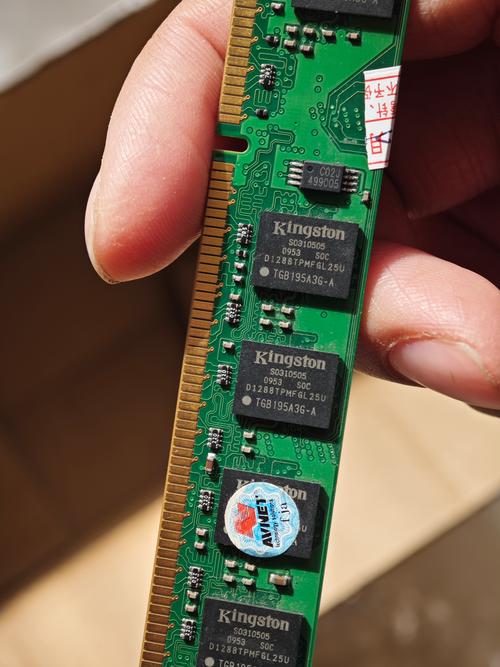 为什么我有两根金士顿DDR2的内存,一根一G,电脑显示是一共2G,但是用CPU...