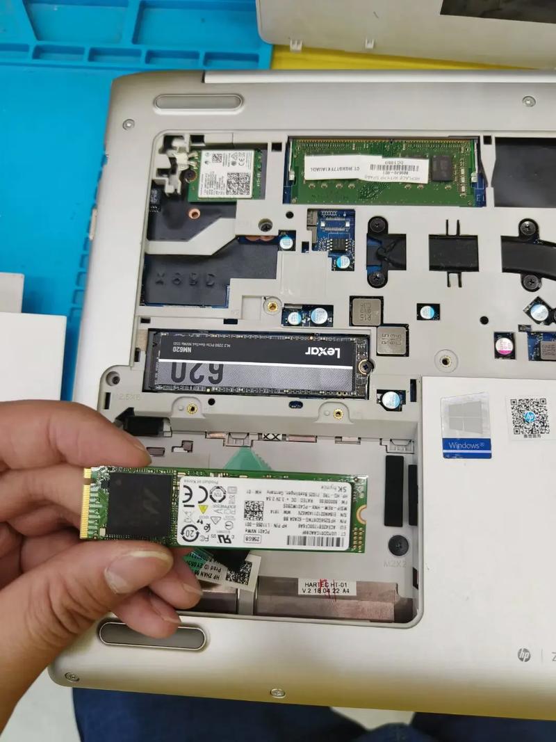 请问一下我戴尔2420笔记本后面螺丝都下完了怎么打开后盖啊