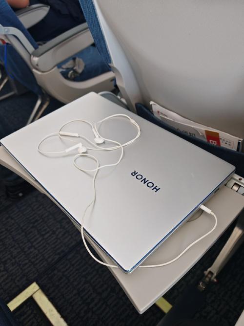 飞机上能不能带笔记本电脑和u盘请问笔记本电脑可以带上飞机么