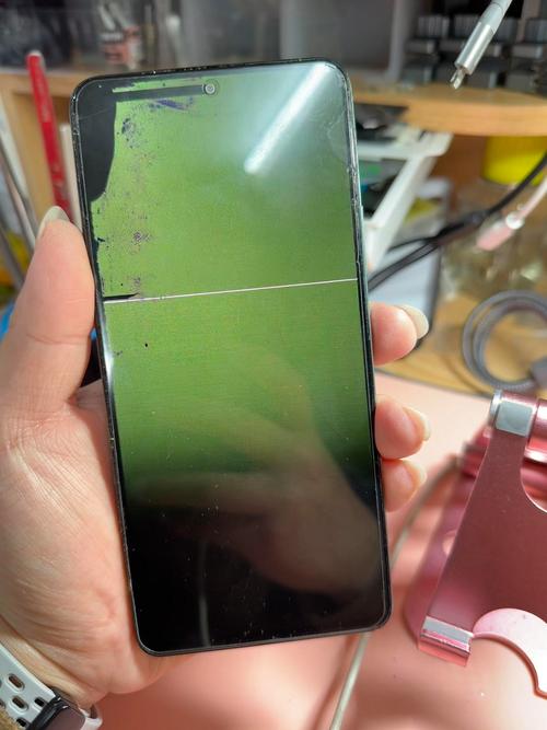 屏幕开胶维修大概需要多少钱?