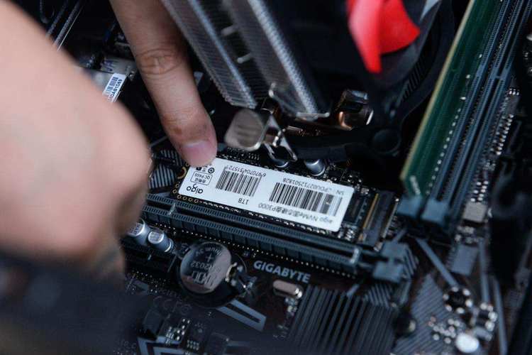 固态硬盘的线接在什么地方?