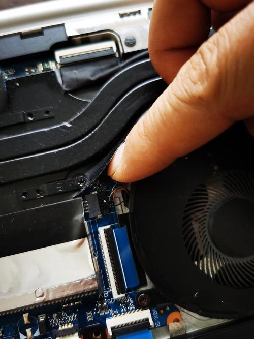 电脑的散热风扇怎么取下来的