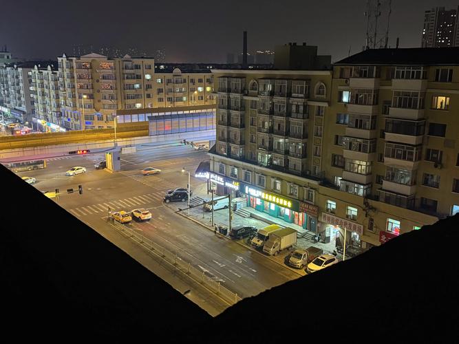 我现在用的相机是电子防抖的,拍夜景的效果太令人心寒了。非常模糊。光学...