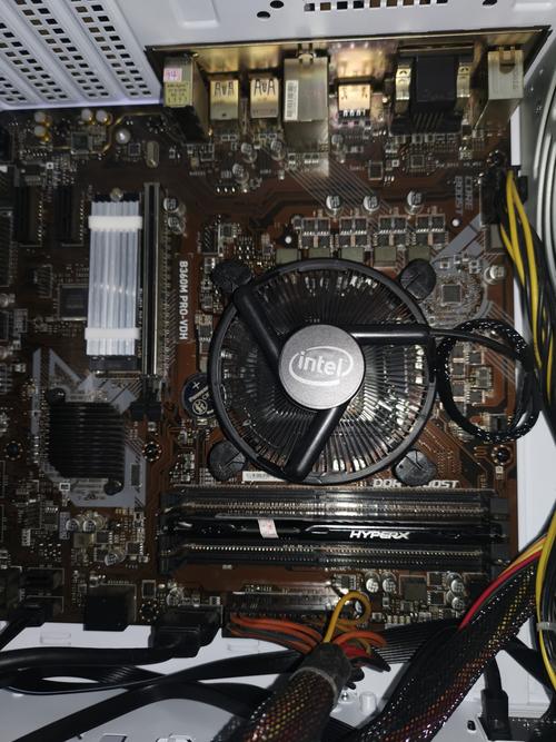 b360主板插3200内存能点亮吗