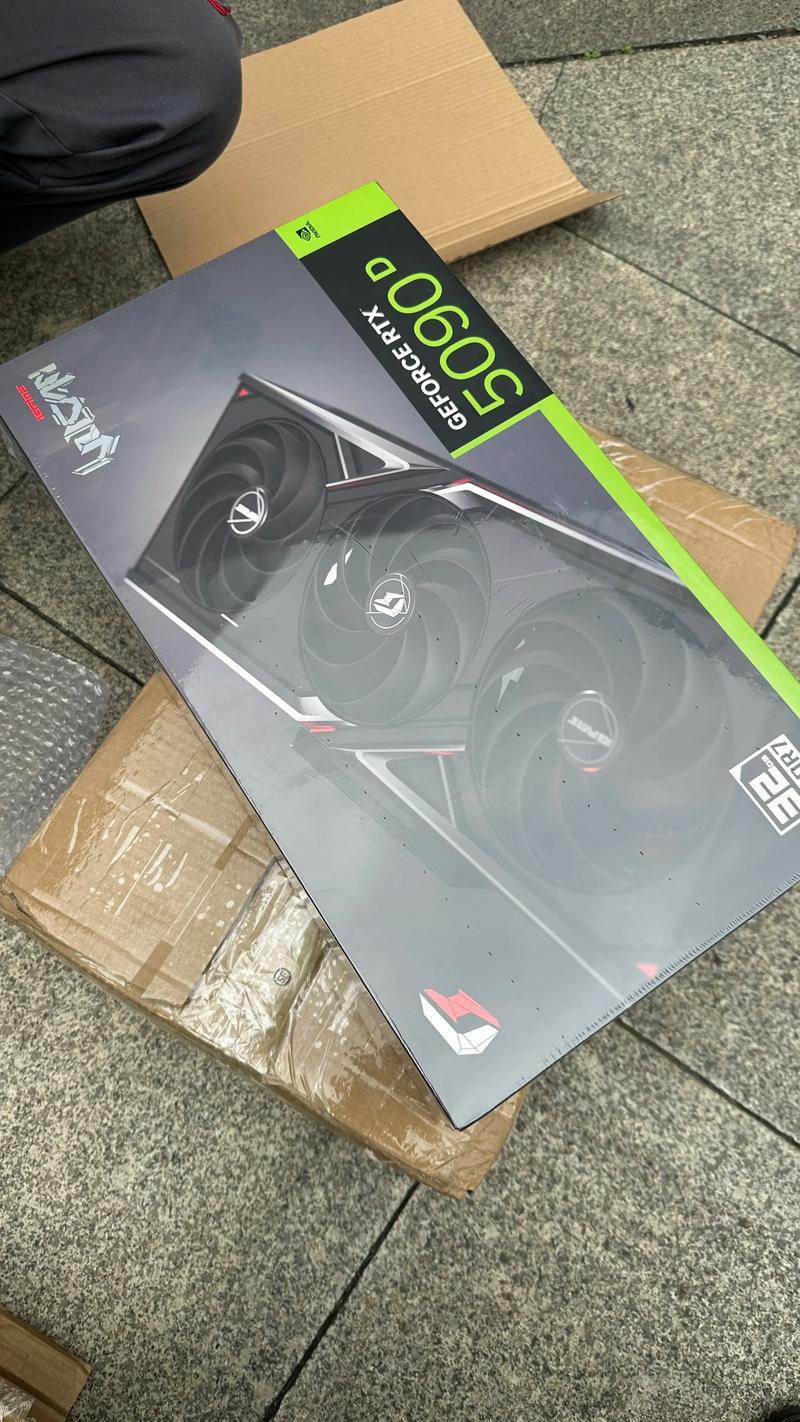 显卡交火需要把显卡用线连在一起么?还是说直接用一个支持显卡交火的主板...