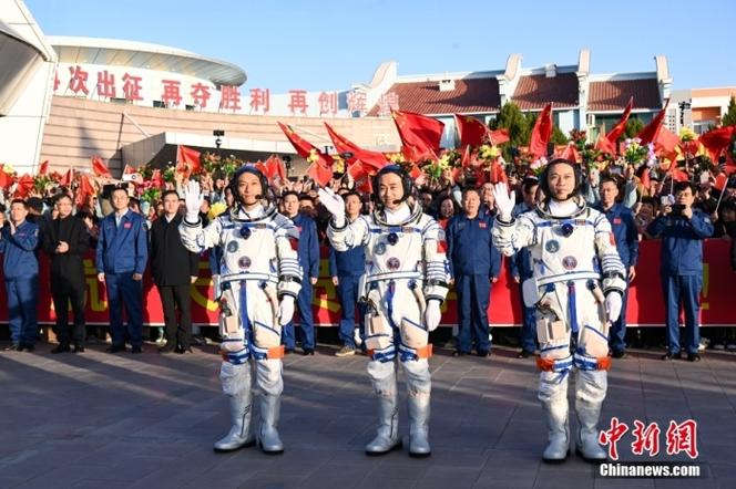 神舟十一号发射时间地点及人物