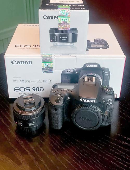 朋友的朋友在日本给我带了一部佳能IXY110F的数码相机,那位朋友知道这款...