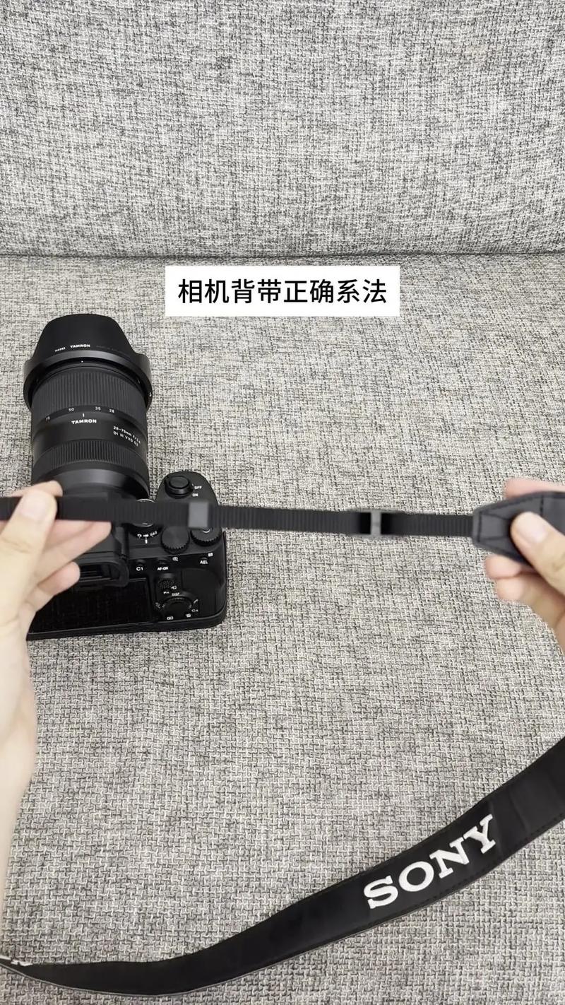 索尼a6000怎么把相机带装上
