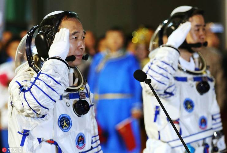 神州十一号飞行员飞向太空的首要任务是什么?