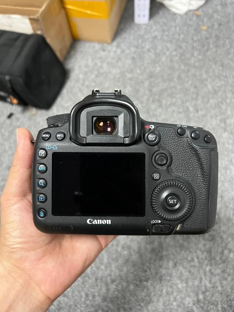 佳能60d单反相机费用当年多少钱?