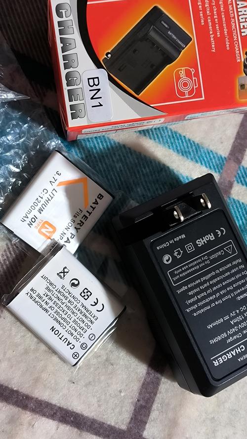 索尼相机W320的电池可以用万能充充么