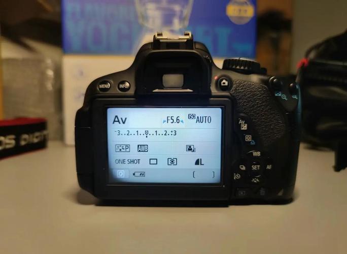 请教,是现在入手佳能600D还是等650D。650D上市大概多少钱?