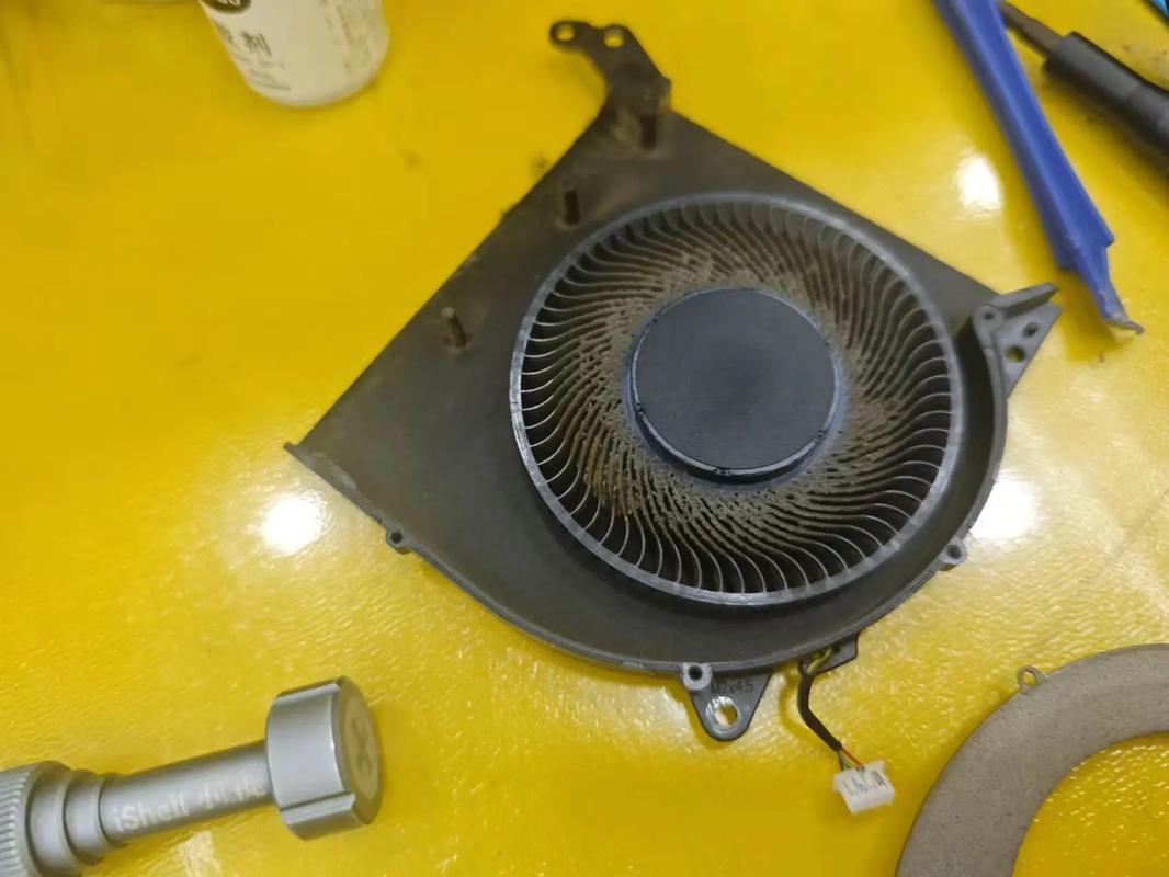 电脑主机很响,把主机拆了,3个风扇都清理了灰尘,怎么比原来更响了._百...