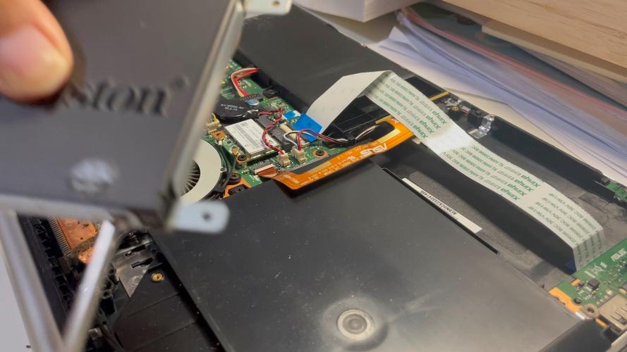 华硕A85v可以装三星EVO120G的固态硬盘吗?