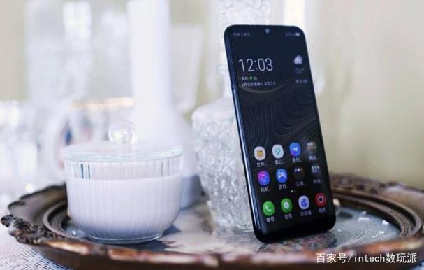 中兴bladea7手机背面是鼓包的吗