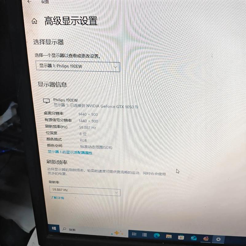 HUYINIUDA十九寸液晶显示器功率是多少瓦(W)、显示屏左上角写有LED19O...