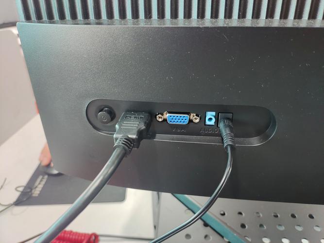 我的笔记本电脑只有hdmi接口,如何连接vga接口投影仪?