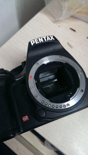 宾得KX卡口卡住了.如图.卡口卡主了.出仓按钮又塌进去.怎么按也没用.卡...