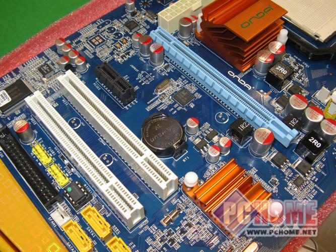 我想配一台两千五左右的电脑,可以多一二百,就上网,看电影,有时候打打小...