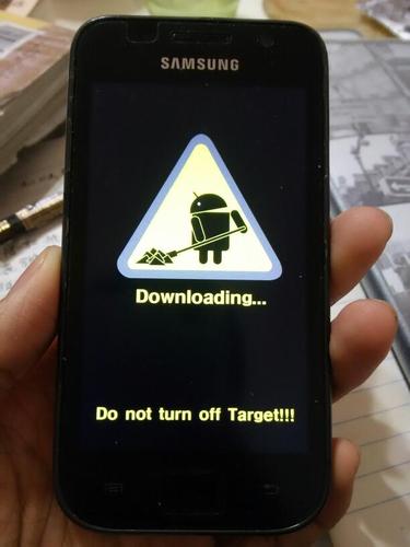 三星i9003屏幕不好使了、返回键无缘无故点亮、左边的触摸键也是这样、屏...