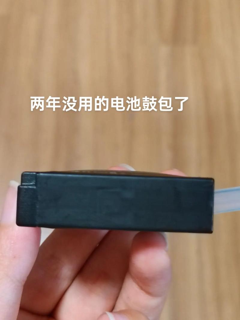 索尼相机电池有点鼓包了,还能用吗