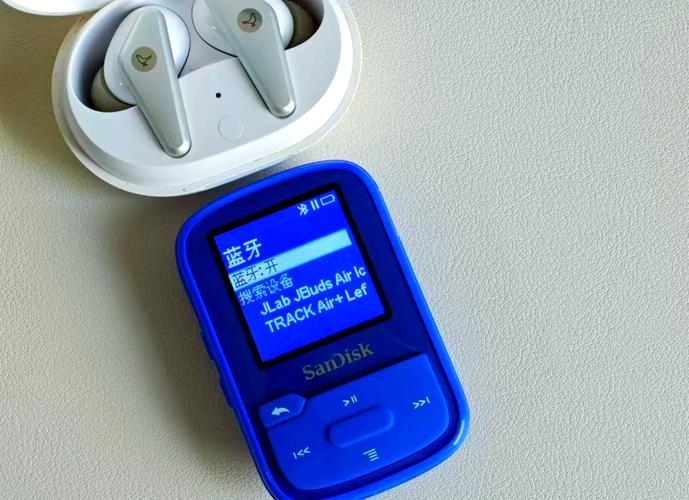 我的是魅族E3,因为有一次把手机放在地上,拿起来的时候,看见有蚂蚁在...