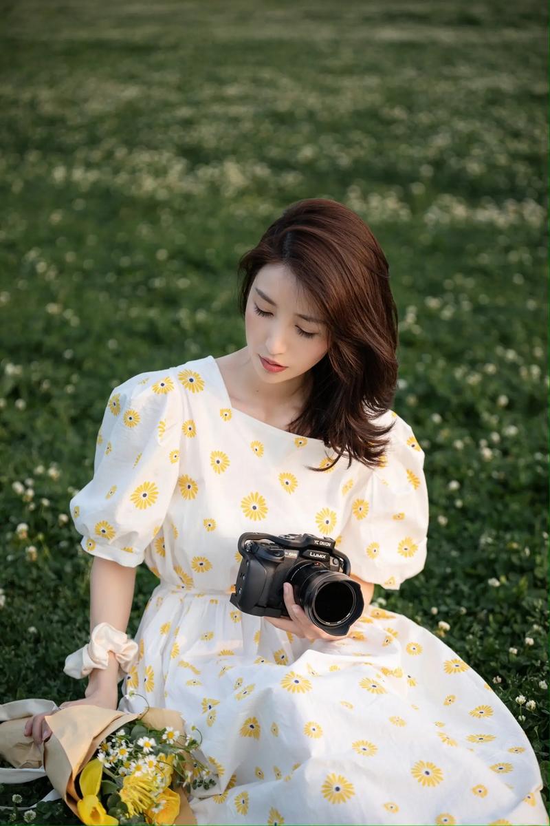 佳能5D4有一支24『1』05,想学拍人像还需要搭配什么镜头吗???