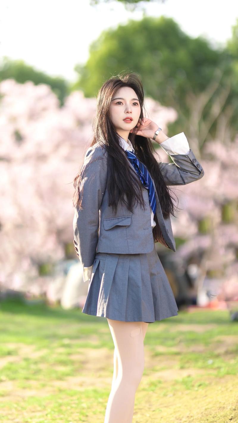 5D4拍人像搭配什么镜头用比较好???