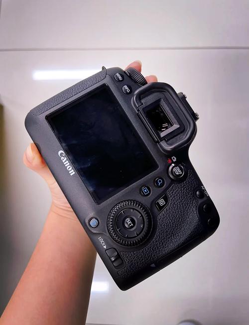 我的佳能相机SX100开机亮一下镜头出来又回去了,黑屏左下显示E24是...