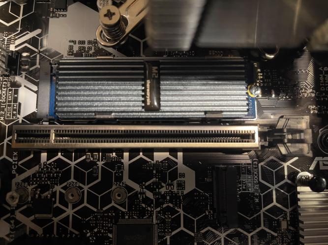 M.2固态硬盘需要装散热片吗?