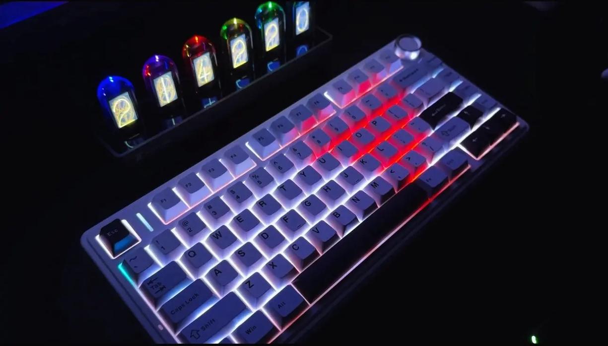 狼蛛收割者机械键盘w灯亮了什么意思?