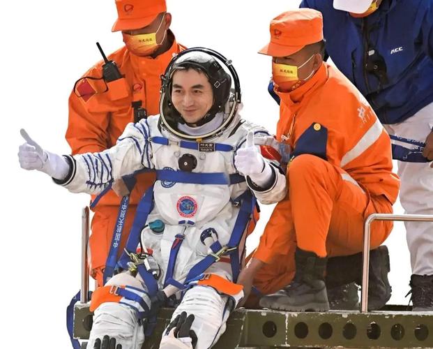 神舟13号成功着陆返回,摘星妈妈回来了!