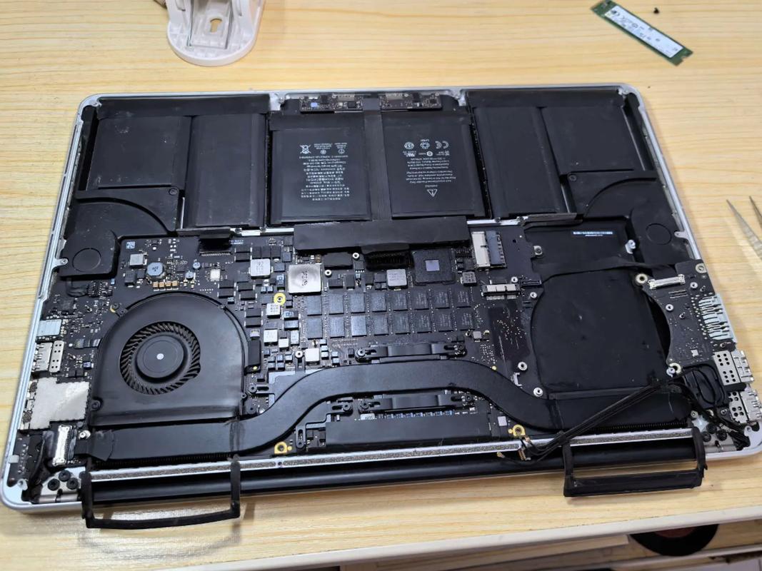 请问苹果电脑屏幕坏了要换多少钱?