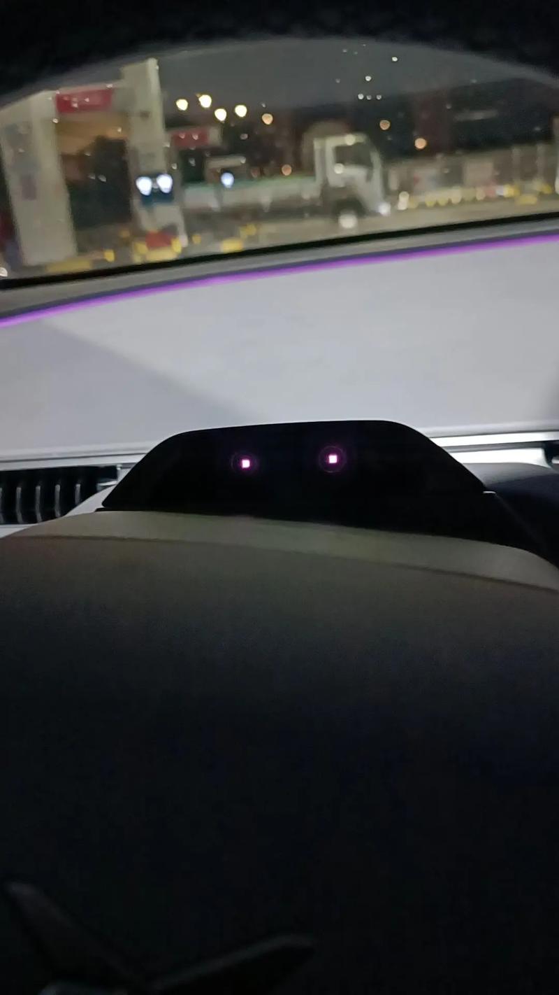 晚上看到车里有红点是摄像头拍照吗?