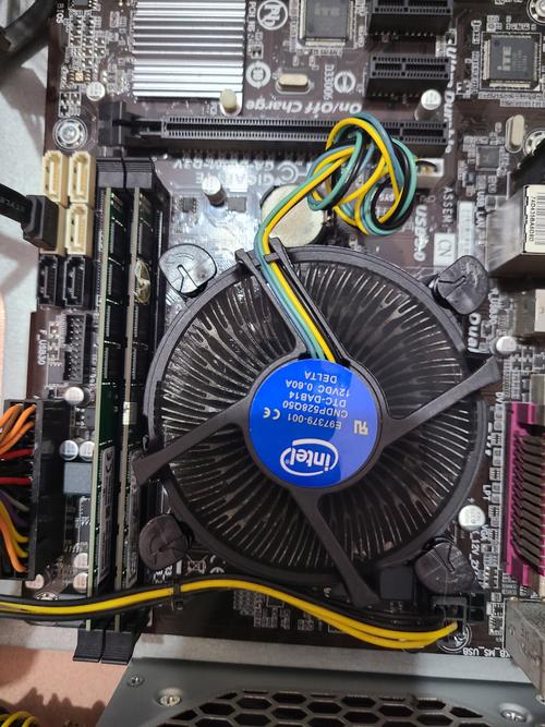 电脑高手们帮帮忙:我刚换了个CPU风扇,旧的是原装英特尔的,新的是[Nine]、..
