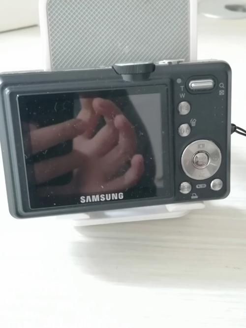 800万手机的像素为什么照出相片效果很差,对焦时很清晰,但找出来很多...