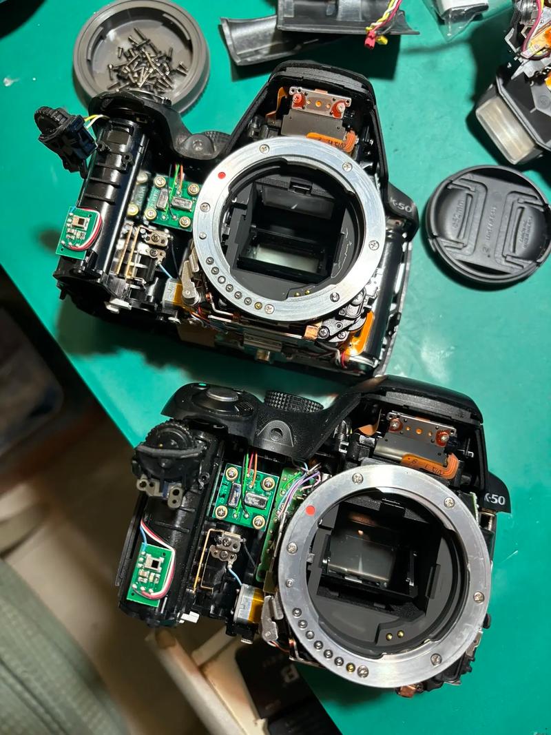 您好,我的是宾得k50一按反光板预升,相机就黑屏。这怎么了