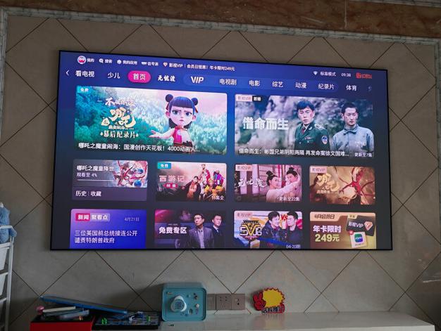 激光电视的屏幕是什么做的