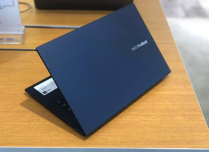 华硕笔记本顽石七代15[FL8850IA]的A面是是什么材质的?