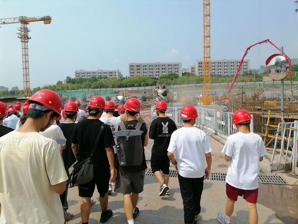 我大学里学的土木工程专业,现在在建筑工地实习,大家都知道建筑工地总是...