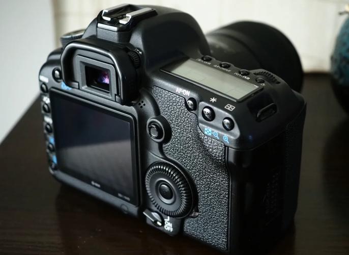 佳能5D2相机有合适的一镜走天下的镜头吗?