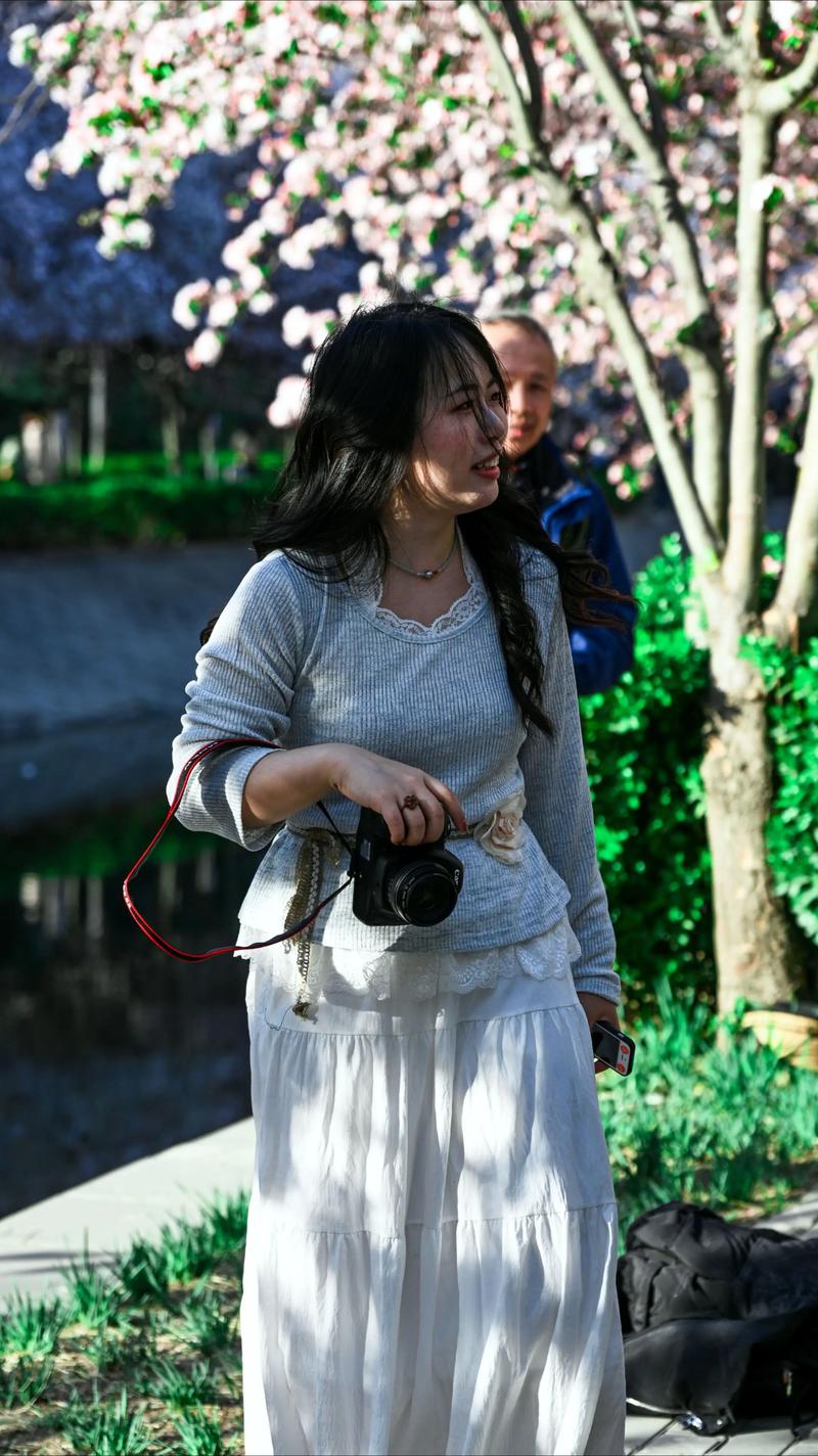 佳能5d2机身,我有个适马12『2』4镜头,广角,去世博会,需要带这个镜头去拍...