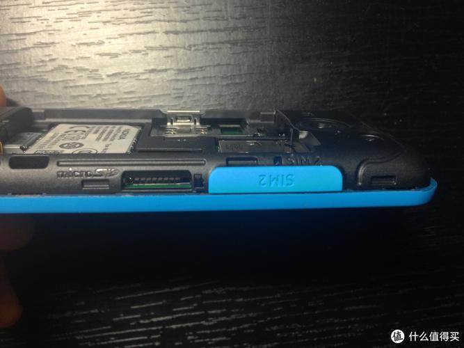 诺基亚2060双卡版SD卡插哪里