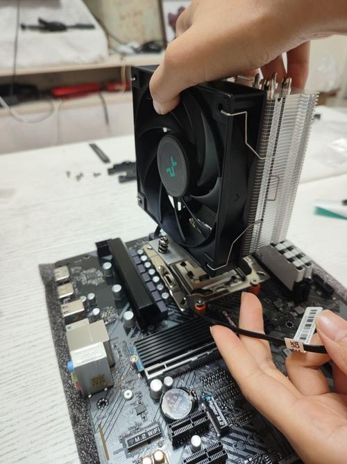 电脑主机里边CPU风扇怎么清理啊,那个风扇可以拆下来吗?