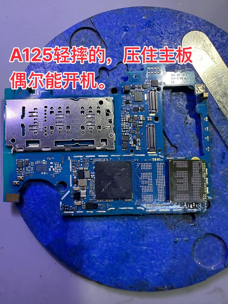 三星A7摔后屏幕就成了这个样子