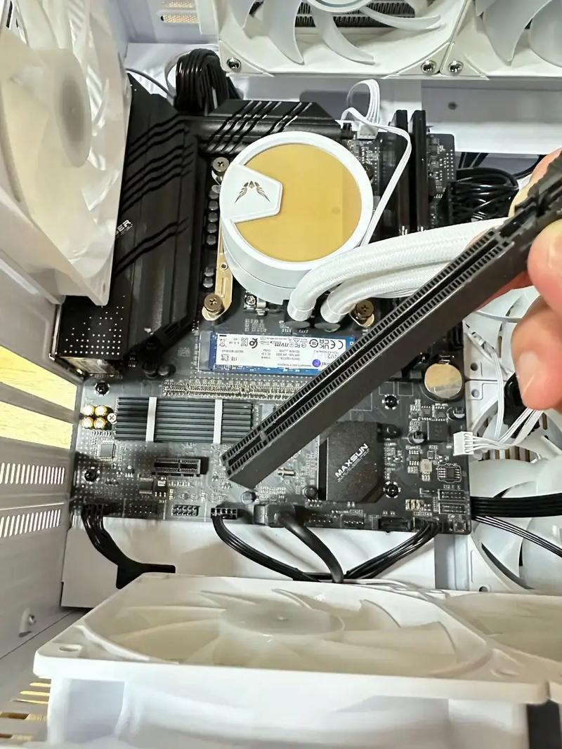 先马趣造显卡拔不下来