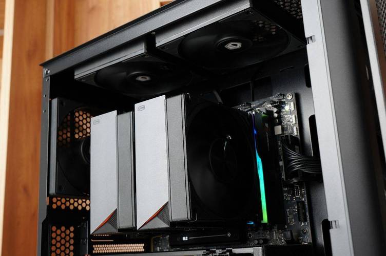 26+万销量的黑洞系列再添新成员,先马黑洞PRO静音机箱评测