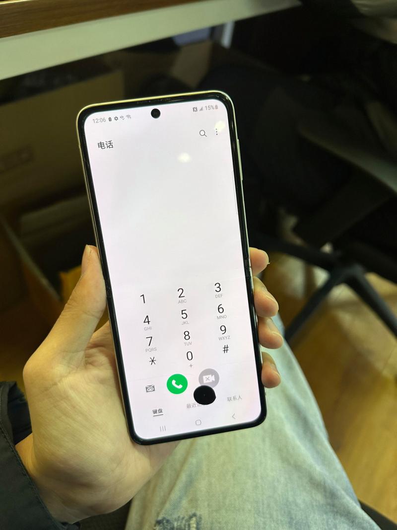 手机屏幕里有一个小黑点会不会变大